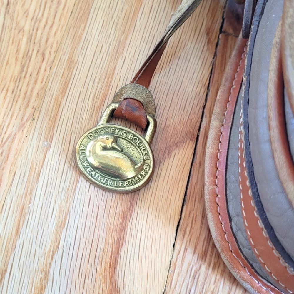 Vintage Dooney & Bourke Pebble Leather Over Under Taupe Crossbody Bag - Picture 3 of 16